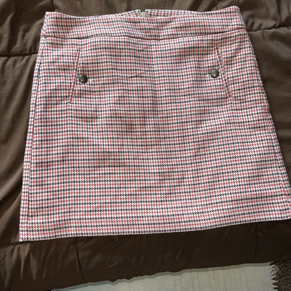 Loft fall skirt. two side pockets with buttons and size 8.